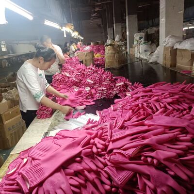 화장실 위생 작업 중에 화학물질의 유출으로부터 보호할 수 있는 화장실 화학물질에 저항하는 장갑